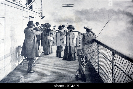 Nel 1909 Charles Comte de Lambert, Wilbur Wright il primo allievo di aviazione, mosche intorno alla Torre Eiffel a Parigi in un Wright Flyer. Foto Stock