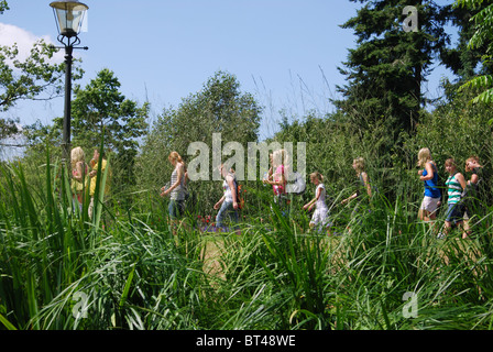 La folla nel parco tematico Efteling Kaatsheuvel Paesi Bassi Foto Stock