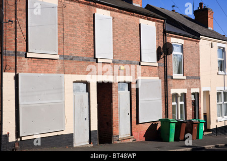 2 terrazza case in una fila con intavolato windows in Sneinton, Nottingham, Regno Unito. sneinton è piuttosto una zona svantaggiata. Foto Stock