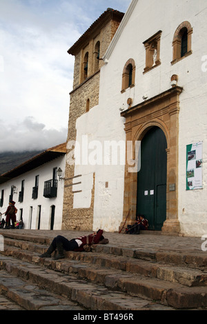 I soldati dormono nella parte anteriore del Iglesia Parroquial in Plaza Mayor in Villa de Leyva, Colombia Foto Stock
