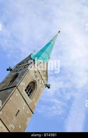 La guglia di fraumunster Abbazia ad angolo contro un cielo blu. Zurich, Svizzera Foto Stock