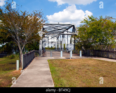 La prima azionato elettricamente e ponte in Florida dove il lago di Monroe si svuota nella St Johns River a Sanford Foto Stock