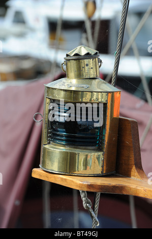 Ottone dritta luce di navigazione tradizionale sulla nave a vela Foto Stock