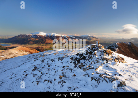 Vista dalla cicatrice balze verso Skiddaw e Blencathra in inverno nel Lake District inglese Foto Stock