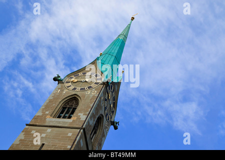 La guglia di fraumunster Abbazia ad angolo contro un cielo blu. Zurich, Svizzera Foto Stock