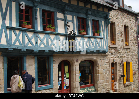 Scena di strada in Treguier, Francia nella regione Bretagna Foto Stock