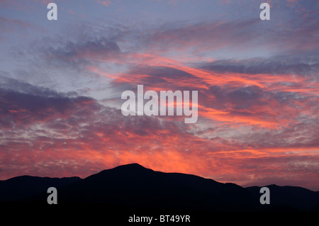 Tramonto spettacolare cielo sopra Coniston Old Man, montagna nel Lake District inglese Foto Stock