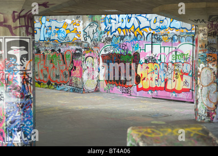 Lo skateboard haven sotto la Queen Elizabeth Hall a South Bank di Londra, Inghilterra Foto Stock