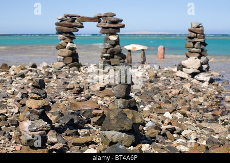 Enigmatica cancello costruito da pietre sul mare spiaggia, mare rosso, Hurghada, Egitto Foto Stock