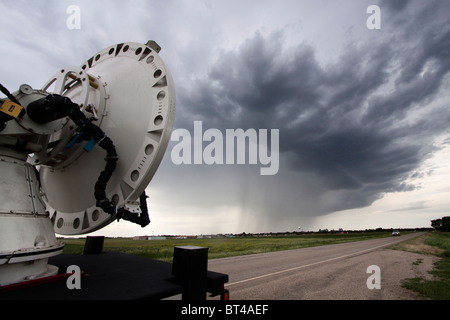 Un mobile di un radar Doppler scansioni carrello una tempesta vicino a Pickstown, South Dakota, Giugno 3, 2010. Foto Stock