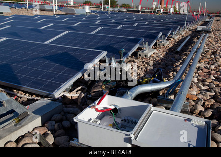 Denver, Colorado - pannelli solari fotovoltaici installati sul tetto di Harrington scuola elementare. Foto Stock