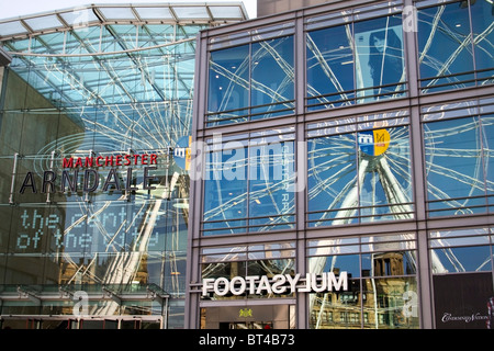 La riflessione del Manchester Wheel nel centro commerciale Arndale in vetro di windows Foto Stock