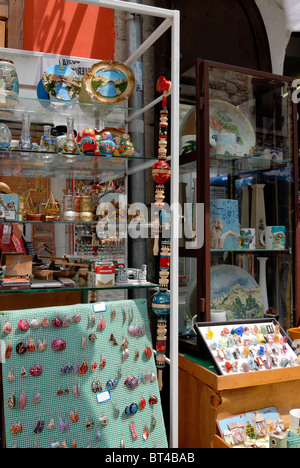 Bancarelle di Souvenir nel famoso Bazaar Kujundziluk area nel centro storico di Mostar sulla riva orientale del fiume Neretva. Nel vecchio... Foto Stock