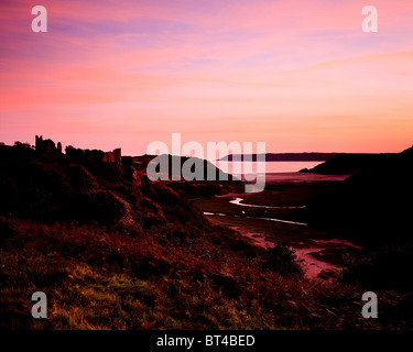 Tramonto sul castello di Pennard e Three Cliffs Bay. La Penisola di Gower. Foto Stock