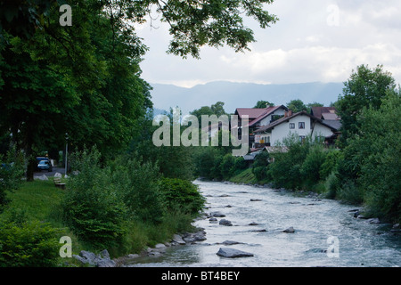 Nel fiume Garmish-Partenkirchen, Germania Foto Stock