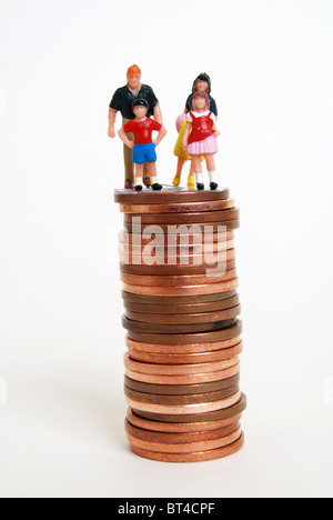 Famiglia delle finanze si è rotto il debito debiti salvare salva ISA bambini risparmiare denaro spiccioli babysitting costo Foto Stock