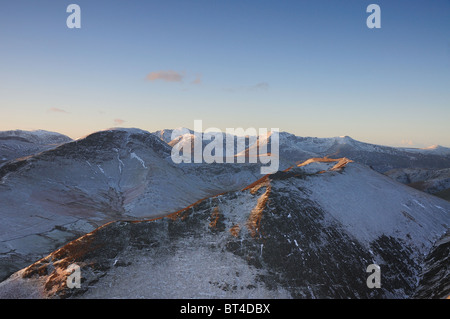 Lake District inglese montagne in inverno. Vista su Knott Rigg e Robinson verso l'alto stile, Rosso Pike e Buttermere Fells Foto Stock