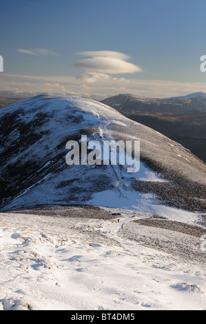 Vista dalla vela verso Scar dirupi in inverno nel Lake District inglese Foto Stock