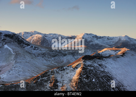 Lake District inglese montagne in inverno. Vista su Knott Rigg e Robinson verso l'alto stile, Rosso Pike e Buttermere Fells Foto Stock