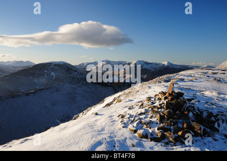 Vista dalla cicatrice balze verso Robinson e l'Buttermere fells nel Lake District inglese Foto Stock