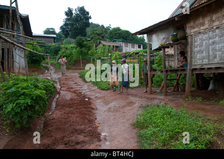 Scena di strada in un Shan borgo collinare. Lo Stato di Shan. Myanmar Foto Stock