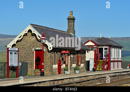 Northbound piattaforma con sala di attesa e la casella segnale. Stazione Garsdale. Stazione ferroviaria Settle-Carlisle, Cumbria, Inghilterra, Regno Unito, Europa. Foto Stock