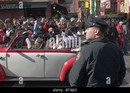 A New York City il poliziotto fornisce la sicurezza lungo il percorso del nuovo anno cinese Parade Foto Stock