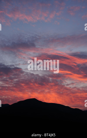 Tramonto spettacolare cielo sopra Coniston Old Man, montagna nel Lake District inglese Foto Stock