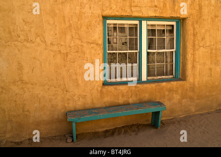 Panca e finestra - Acoma Pueblo, Nuovo Messico, STATI UNITI D'AMERICA Foto Stock