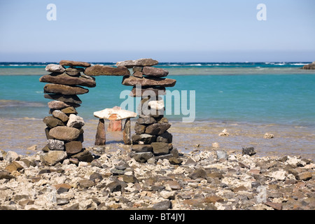 Enigmatica cancello costruito da pietre sul mare spiaggia, mare rosso, Hurghada, Egitto Foto Stock