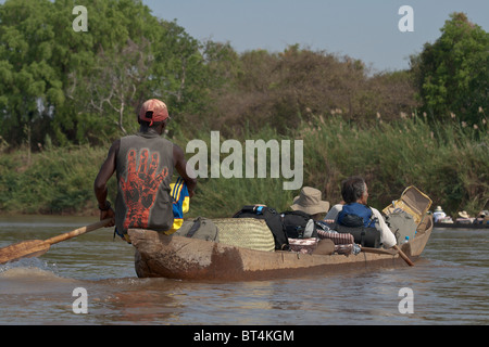 I turisti discese in canoa lungo il fiume Tsiribihina, Madagascar Foto Stock