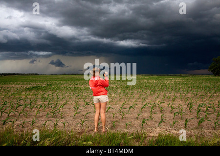 Una donna con una tempesta e tour film una tempesta vicino a Pickstown, Dakota del Sud, Stati Uniti d'America, 3 giugno 2010 Foto Stock