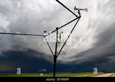 Strumentazione meteo in cima a Storm Chaser del monitor del veicolo un supercell vicino a Pickstown, Dakota del Sud Foto Stock