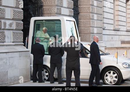 Il Santo Padre Benedetto XVI lascia il tesoro, Londra in Popemobile per viaggiare a Hyde Park. Foto Stock