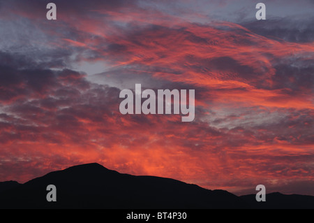 Tramonto spettacolare cielo sopra Coniston Old Man, montagna nel Lake District inglese Foto Stock