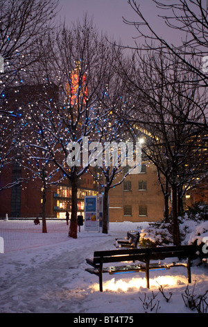 Londra Oxo Tower di notte nella neve Foto Stock