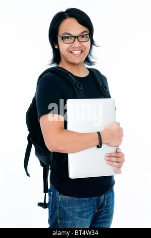 Felice studente che porta laptop e uno zaino, ritratto Foto Stock