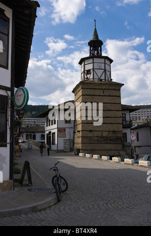 Antica torre dell'orologio a Tryavna, una piccola città ben conosciuta come un esempio di vecchia architettura bulgara, Balcani, Bulgaria Foto Stock