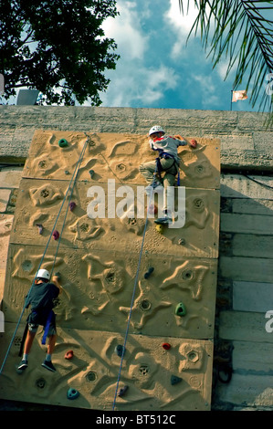 Parigi, Francia, il muro di scalata dei giovani ragazzi al Quay a Paris Plages, Event River Seine plage Foto Stock