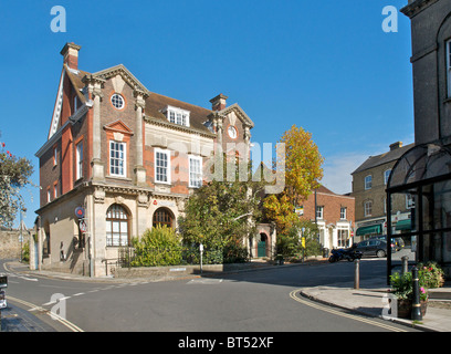 Un'immagine del vecchio mercato del paese di Petworth nel West Sussex. Regno Unito. Questo è il vecchio edificio della banca in piazza del mercato. Foto Stock