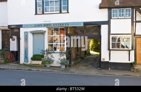 Un'immagine del vecchio mercato del paese di Petworth nel West Sussex. Regno Unito. La città è ben noto come un centro antico. Foto Stock