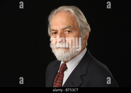 Ritratto di barba e capelli grigi imprenditore senior in tuta e cravatta, studio shot sfondo nero, 16 Ottobre 2010 Foto Stock