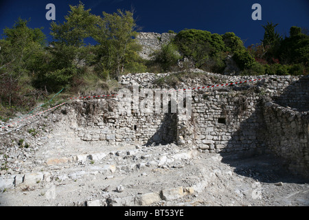 Rovine del villaggio di Mirabel, Drome, a sud est della Francia. La struttura è stata scavata per lavori di ristrutturazione. Foto Stock