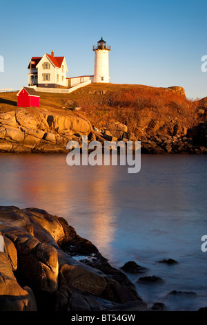 Sole che splende sul faro Nubble, Cape Neddick Maine USA Foto Stock