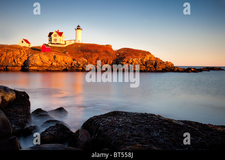 Sole che splende sul faro Nubble, Cape Neddick Maine USA Foto Stock