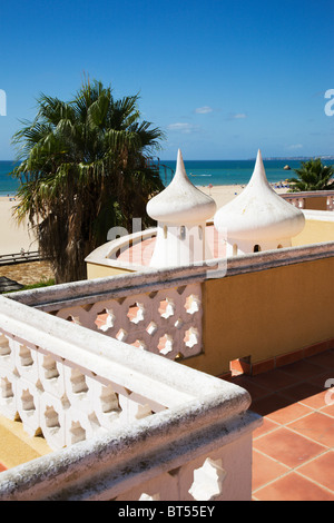 Iconici camini moresco e la parete in Praia da Rocha, Algarve, Portogallo. Foto Stock
