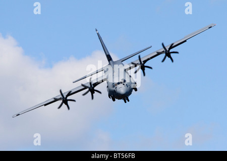 Lockheed C-130J Hercules azionato dalla US Air Force dimostrando un Khe Sahn approccio di atterraggio in Airshow di Farnborough Foto Stock