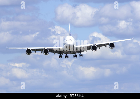 Pista approccio da parte di Airbus A380 piano vede in testa su sul finale per lo sbarco a Farnborough Airshow di Londra, aeroporto di Farnborough, Regno Unito. Foto Stock