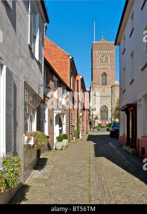 In acciottolato Lombard Street nella antica città mercato di Petworth nel Sussex, Regno Unito Foto Stock