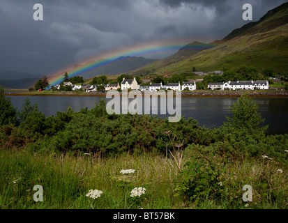Rainbow over Dornie and Loch Long in the Western Highlands of Scotland Foto Stock